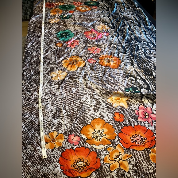 Bundle 3 of long scarves different sizes. One silk scarf and 2 polyesters. - Picture 12 of 12